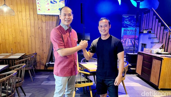 Ketua Askab PSSI Karawang Asep Aang Rahmatullah bersama Atep.