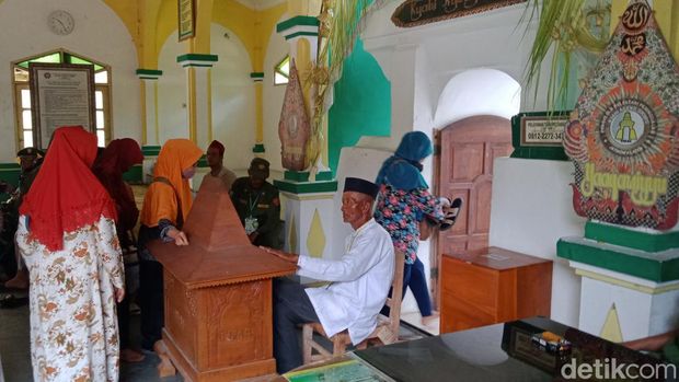 Kompleks makam Ki Ageng Gribig di Jatinom, Klaten, Jumat (16/9/2022). Warga mengikuti tradisi Yaqowiyu.