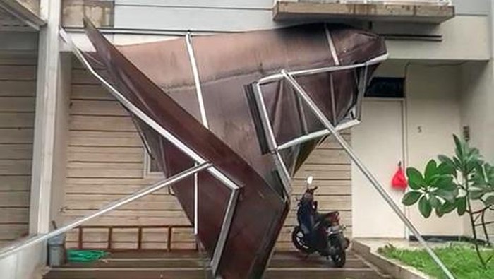 Kondisi rumah warga rusak akibat hujan angin