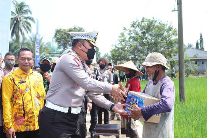 Korlantas Bagikan Ratusan Paket Sembako ke Buruh Tani Pandeglang