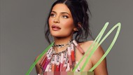 Kylie Jenner Pemotretan Tanpa Busana Atasan, Dada Ditutupi Lipstik