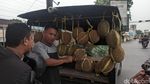 Dibilang Mirip Ferdy Sambo, Ini Potret Penjual Durian Viral di Demak