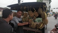 Rozikin sudah 12 tahun berjualan durian atau sejak SMP. Saat tak musim durian, dia bekerja serabutan, terkadang jadi sopir. Foto: Mochamad Saifudin/detikJateng 