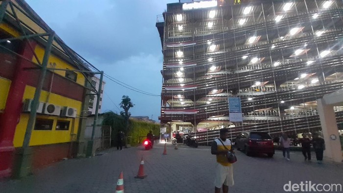 Lokasi wanita terjatuh dari atas gedung universitas di Semarang, Jumat (16/9/2022).