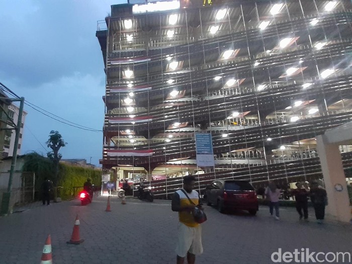 Lokasi wanita terjatuh dari atas gedung universitas di Semarang, Jumat (16/9/2022).