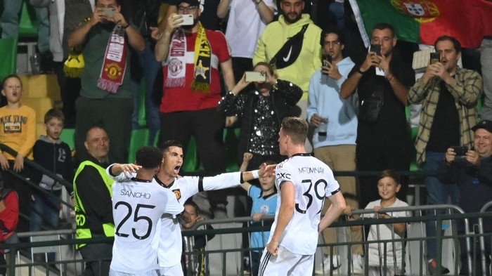 Manchester Uniteds Portuguese striker Cristiano Ronaldo celebrates with teammates after scoring the 0-2 from the penalty spot during the UEFA Europa League group E football match between Sheriff and Manchester United at Zimbru stadium in Chisinau on September 15, 2022. (Photo by Daniel MIHAILESCU / AFP) (Photo by DANIEL MIHAILESCU/AFP via Getty Images)