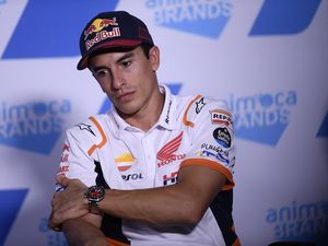 Ayah Lorenzo Sentil Marc Marquez: Mungkin Kena Karma Ganggu Rossi
