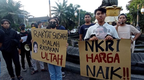 Massa aksi penolakan kenaikan harga BBM di Patung Catur Muka, Kota Denpasar, Bali, menyentil Presiden Jokowi dan Ketua DPR RI Puan Maharani, Jumat (16/9/2022).