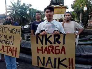 Massa Tolak BBM Naik di Denpasar Sentil Jokowi-Puan Rayakan Ultah di DPR