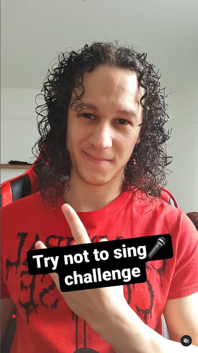 Mereka biasanya meminta berfoto denganku dan biasanya yang pertama kali mereka bilang saat mendatangiku adalah Maaf, aku tahu kamu pasti sering dibilang seperti ini tapi apa kamu tahu kamu mirip siapa? Aku mendapat komentar di online, seperti Kamu lebih terlihat seperti Heath Ledger daripada Heath Ledger yang mana cukup lucu, ujar Matthew.Foto: Instagram Matthew Scar