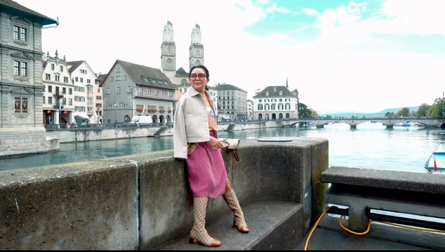 Mayangsari juga membawa serta rombongan dan tim dokumentasinya ke Eropa. Mayangsari sendiri terakhir kali melakukan perjalanan seorang diri ketika sang anak, Khirani Trihatmodjo berusia 1 tahun. Saat itu ia memutuskan pergi ke London. Foto: Instagram/@mayangsari_official