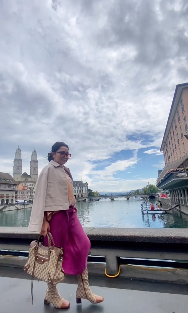 Gaya busana Mayangsari selama di Eropa juga tampak begitu stylish. Seperti di dalam foto dirinya tampak memadukan kemeja coklat dengan rok fuschia. Untuk melengkapi penampilannya Mayangsari mengenakan sepatu boots serta tas yang bermotif sama. Foto: Instagram/@mayangsari_official