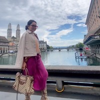 Gaya busana Mayangsari selama di Eropa juga tampak begitu stylish. Seperti di dalam foto dirinya tampak memadukan kemeja coklat dengan rok fuschia. Untuk melengkapi penampilannya Mayangsari mengenakan sepatu boots serta tas yang bermotif sama. Foto: Instagram/@mayangsari_official