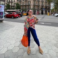 Ada kalanya Mayangsari mengenakan busana casual selama di Eropa. Seperti di dalam foto, dirinya tampak memadukan blouse berwarna-waarni dengan celana panjang berwarna biru. Foto: Instagram/@mayangsari_official
