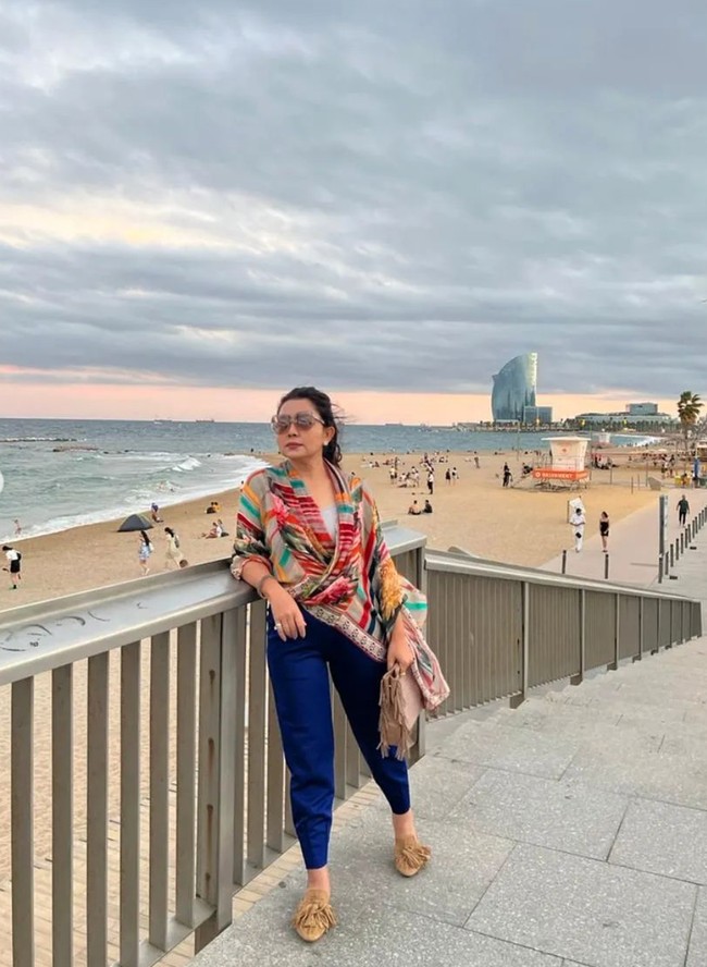 Selama di Eropa, Mayangsari tampak mengunjungi beberapa tempat rekreasi di sana, salah satunya pantai. Tak lupa dirinyaa pun berpose untuk mengabadikan momen tersebut. Foto: Instagram/@mayangsari_official