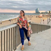 Selama di Eropa, Mayangsari tampak mengunjungi beberapa tempat rekreasi di sana, salah satunya pantai. Tak lupa dirinyaa pun berpose untuk mengabadikan momen tersebut. Foto: Instagram/@mayangsari_official