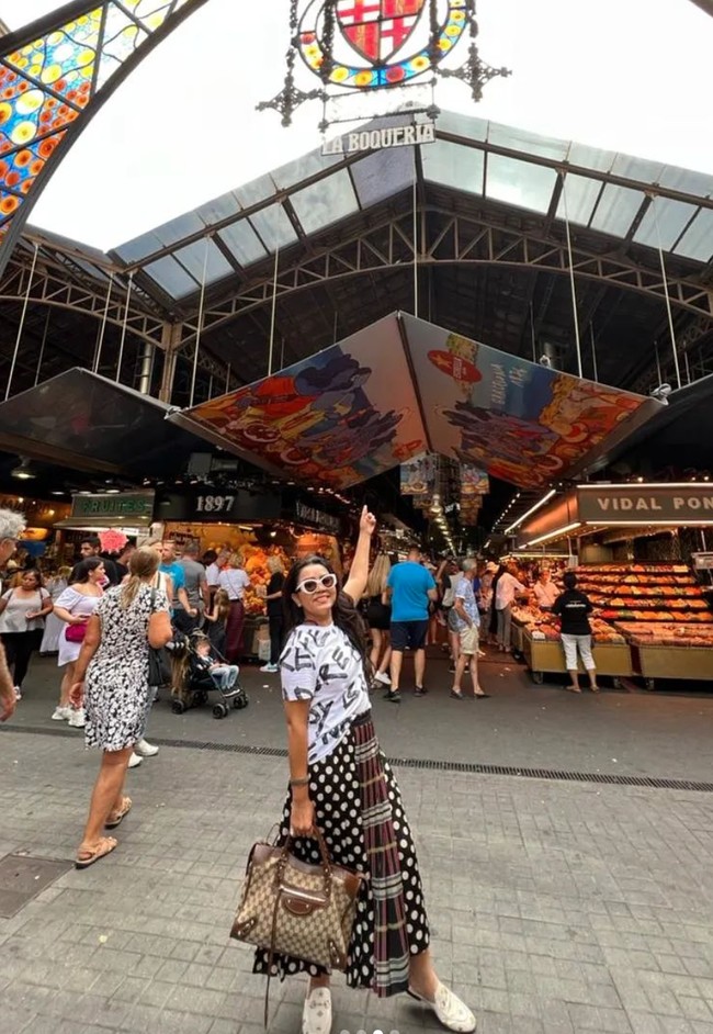 Walau tak ditemani suami dan anaknya namun Mayangsari tampak begitu menikmati liburannya. Ekspresi bahagia pun tampak jelas di wajah Mayangsari. Foto: Instagram/@mayangsari_official