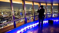 Panorama Tokyo juga bisa dinikmati dari Observatorium Menara Tokyo. Pemandangan malam yang disuguhkan sangat memukau lho.