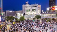 Lanjut ada zebra cross paling terkenal di dunia yang berada di Distrik Shibuya. Lalu lalang para pejalan kaki sangat padat di kawasan ini.