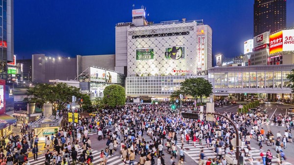 Lanjut ada zebra cross paling terkenal di dunia yang berada di Distrik Shibuya. Lalu lalang para pejalan kaki sangat padat di kawasan ini. Lanjut ada zebra cross paling terkenal di dunia yang berada di Distrik Shibuya. Lalu lalang para pejalan kaki sangat padat di kawasan ini.