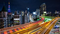 Terakhir, ada sebuah jalan layang di Tokyo dengan terang lampu warna-warni yang memukau. Disudut kanan ada Menara Tokyo sebagai pemanis.