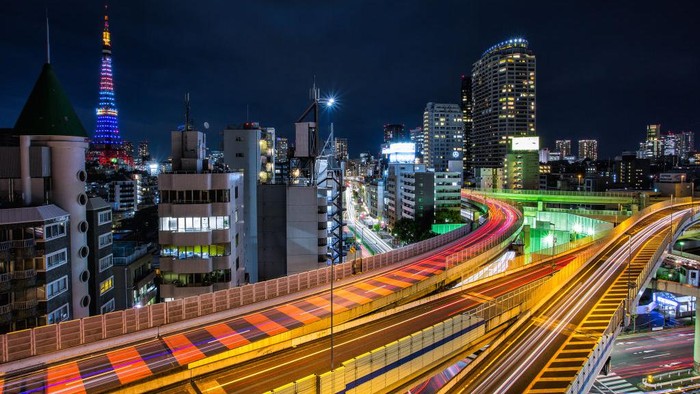 Jepang saat malam hari terlihat lebih hidup dengan lanskap indah dipadu dengan tata cahaya lampu yang memukau.