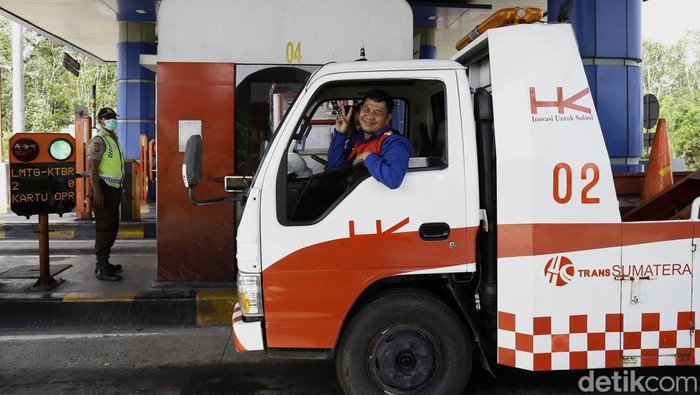 Menjajal Kembali Mulusnya Tol Trans Sumatera Kehadiran Tol Trans Sumatera telah memberikan manfaat yang besar bagi masyarakat. Tol ini telah menjadi salah satu akses penting bagi mobilitas masyarakat maupun arus logistik.