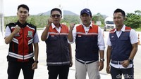 Branch Manager Ruas Tol Bakauheni-Terbanggi Besar PT Hutama Karya (Persero) Hanung Hanindito (dua dari kanan) bersama jajarannya.