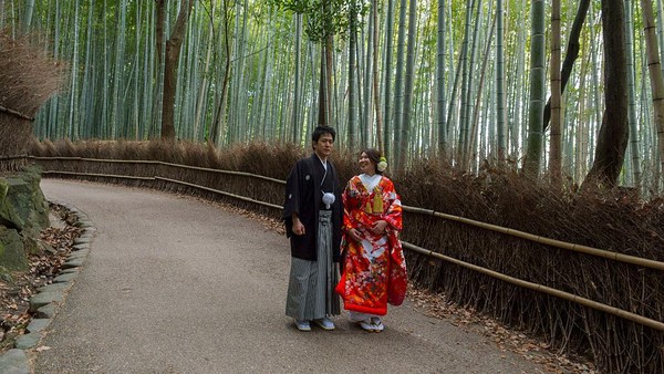 Jalan setapak diantara hutan bambu ini menjadi cara menikmati suasana asri. Tak hanya itu, kawasan ini pun menjadi salah satu Situs Warisan Dunia UNESCO.