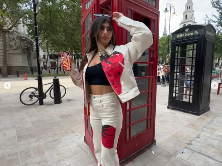 Gaya Mia Khalifa yang Dianggap Tak Hormati Masa Berkabung Ratu Elizabeth II