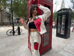 Gaya Mia Khalifa yang Dianggap Tak Hormati Masa Berkabung Ratu Elizabeth II