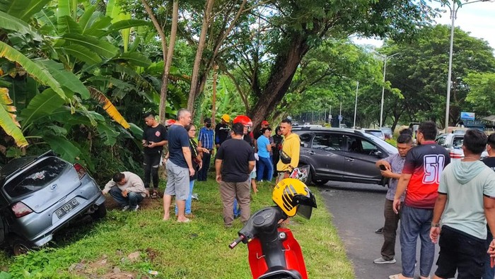 Seorang ASN bernama Ivone Sudin (58) di Minahasa Utara (Minut), Sulawesi Utara (Sulut) menabrak sebuah minibus yang sedang terparkir.