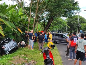 ASN Wanita di Sulut Tabrak Mobil Parkir di Jalan, 2 Orang Luka Parah