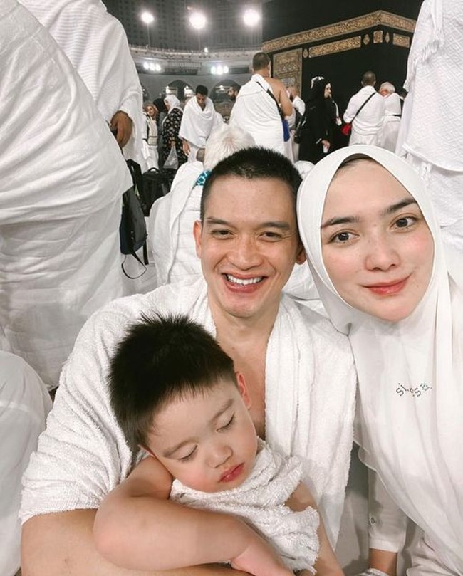 Dalam unggahan Instagram Rezky Aditya terlihat momen kebersamaan keluarga artis ini saat berada di depan Kabah. Athar tampak tertidur pulas karena kelelahan. Dari awal gue sudah bilang “Athar di hotel aja deh udah malem!!” Athar: “janji-janji kali ini aku pasti kuat gak akan tidur lagi pa!! Please aku mau banget ikut-ikut dan ternyata mas athar tidur lagiiii dong…. Tuh kann apa gw bilang mas♥️@citraciki @keeneatharrazka, tulis Rezky. Foto: Dok. Instagram @thereal_rezkyadhitya.