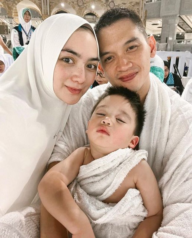 Selama ikut menjalani ibadah umrah, Athar terlihat tenang dan anteng bersama orang tuanya. Ciki pun tak henti merasa bersyukur karena bisa menjalani umrah. MasyaAllah🥺♥️, tulis Ciki.  Foto: Dok. Instagram @citraciki.