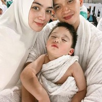 Selama ikut menjalani ibadah umrah, Athar terlihat tenang dan anteng bersama orang tuanya. Ciki pun tak henti merasa bersyukur karena bisa menjalani umrah. MasyaAllah🥺♥️, tulis Ciki.  Foto: Dok. Instagram @citraciki.