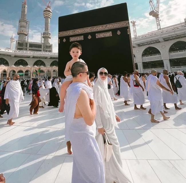 Citra Kirana dan Rezky Aditya baru saja menjalani umrah pada 9 September 2022. Dilihat dari unggahan Instagramnya, Citra juga mengajak buah hati pertama mereka, Keene Atharrazka.  Foto: Dok. Instagram @thereal_rezkyadhitya.