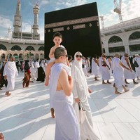 Citra Kirana dan Rezky Aditya baru saja menjalani umrah pada 9 September 2022. Dilihat dari unggahan Instagramnya, Citra juga mengajak buah hati pertama mereka, Keene Atharrazka.  Foto: Dok. Instagram @thereal_rezkyadhitya.