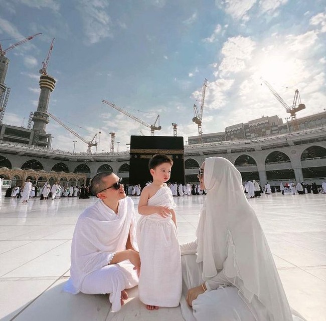Unggahan Citra yang menjalani umrah mendapatkan berbagai komentar dari warganet. Ada yang ikut bahagia, mendoakan Citra Kirana dan keluarga. Aamiin Allahuma Aamiin MasyaaAllah tabarakallah @citraciki sayang … bahagianya bisa bertiga kalian ibadah ke Tanah Suci. Semoga Mabruroh yaaa Ibadah nya, ucap akun @luluzakaria70. Aamiin Ya Allah😇 selamat menjalankan ibadah umroh syg lancar mabrur yaa ibadahnya🙏😇, kata akun @ichaannisafaradila. Foto: Dok. Instagram @thereal_rezkyadhitya.