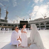 Unggahan Citra yang menjalani umrah mendapatkan berbagai komentar dari warganet. Ada yang ikut bahagia, mendoakan Citra Kirana dan keluarga. Aamiin Allahuma Aamiin MasyaaAllah tabarakallah @citraciki sayang … bahagianya bisa bertiga kalian ibadah ke Tanah Suci. Semoga Mabruroh yaaa Ibadah nya, ucap akun @luluzakaria70. Aamiin Ya Allah😇 selamat menjalankan ibadah umroh syg lancar mabrur yaa ibadahnya🙏😇, kata akun @ichaannisafaradila. Foto: Dok. Instagram @thereal_rezkyadhitya.