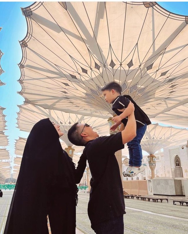 Citra Kirana mengucapkan rasa syukur karena bisa menunaikan ibadah umrah bersama keluarga kecilnya. 🥺 MasyaAllah seneng bersyukur bgt bisa kesini sama masky dan mas athar🙏🏻 aku doain juga semua temen2 ig ku bisa kesini yaaa untuk ibadah sama keluarga tercinta..aamiin🤲🏻, tulis wanita yang akrab disapa Ciki itu di akun Instagram @citraciki. Foto: Dok. Instagram @thereal_rezkyadhitya.