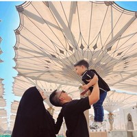 Citra Kirana mengucapkan rasa syukur karena bisa menunaikan ibadah umrah bersama keluarga kecilnya. 🥺 MasyaAllah seneng bersyukur bgt bisa kesini sama masky dan mas athar🙏🏻 aku doain juga semua temen2 ig ku bisa kesini yaaa untuk ibadah sama keluarga tercinta..aamiin🤲🏻, tulis wanita yang akrab disapa Ciki itu di akun Instagram @citraciki. Foto: Dok. Instagram @thereal_rezkyadhitya.