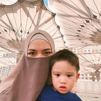 Ciki berpose selfie memakai cadar sambil memangku Athar. Warganet kagum dengan kecantikan Ciki saat memakai cadar. Mamcit pake niqob pantes dan cantik bangetttt.. puji akun @dhiamelia07. Cantik banget ka...asli cantik ❤️❤️ ditambah mas Athar yang super ganteng ❤️❤️, puji akun @kalea.03. Foto: Dok. Instagram @citraciki.