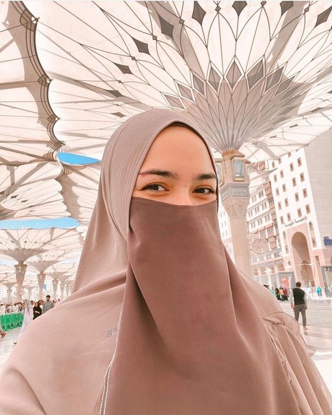 Ketika berada di Masjid Nabawi, Citra Kirana atau akrab disapa Ciki tampil beda mengenakan cadar. Citra memakai niqab dan cadar warna mocca. Bintang sinetron itu juga terlihat memakai inner hijab bahan katun.Foto: Dok. Instagram @citraciki.