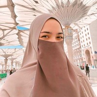Ketika berada di Masjid Nabawi, Citra Kirana atau akrab disapa Ciki tampil beda mengenakan cadar. Citra memakai niqab dan cadar warna mocca. Bintang sinetron itu juga terlihat memakai inner hijab bahan katun.Foto: Dok. Instagram @citraciki.