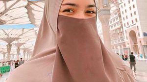 8 Gaya Citra Kirana Umrah Bareng Rezki Aditya dan Anak, Coba Pakai Cadar
