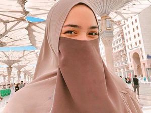 8 Gaya Citra Kirana Umrah Bareng Rezki Aditya dan Anak, Coba Pakai Cadar