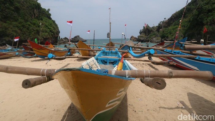 Nelayan di Pantai Ngrenehan, Pedukuhan Kanigoro, Kalurahan Kanigoro, Kapanewon Saptosari, Kabupaten Gunungkidul, Selasa (2/8/2022).