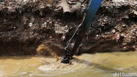 Pengerukan dilalukan untuk mengantisipasi banjir yang kerap melanda kawasan Cipinang Melayu.
