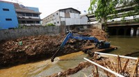 Menanggulangi banjir, kemacetan, dan pembangunan ITF. Realisasinya normalisasi sungai 0%, naturalisasi sungai 0%, pembangunan LRT 0%, pembangunan ITF 0%. Agung Pambudhy/detikcom